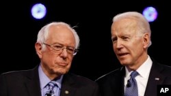 Kandidat Capres AS dari partai Demokrat, dari kiri: Senator Bernie Sanders dan mantan Wapres AS Joe Biden berbincang sesaat sebelum debat 25 Februari 2020. (Foto: dok)
