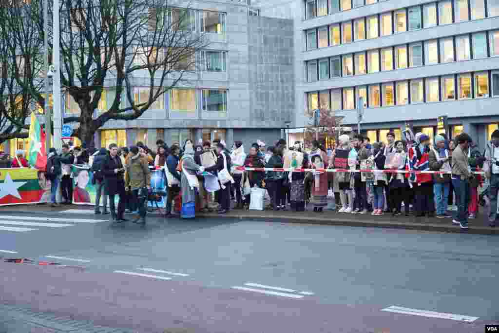 Daw Aung San Suu Kyi&#39;s supporters at ICJ