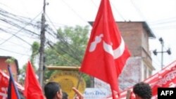 Ủng hộ viên Maoist trên đường phố thủ đô Kathmandu