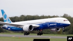  波音公司的波音787-9客機從華盛頓州的埃弗里特的佩因費爾德機場起飛。（2013年9月17日）