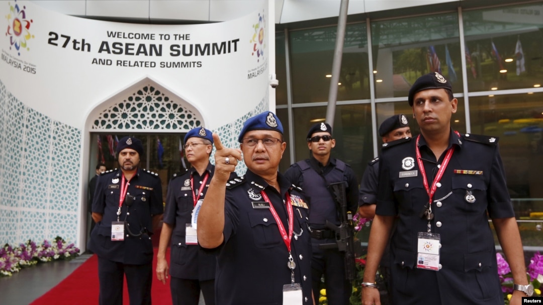 Petugas kepolisian memeriksa keamanan di sekitar gedung pelaksanaan KTT ASEAN ke-27 di Kuala Lumpur, Malaysia, Nov. 20, 2015.
