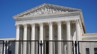 Hàng rào an ninh xung quanh Tòa án Tối cao Hoa Kỳ trên Đồi Capitol ở Washington, ngày 21 tháng 3, 2021.
