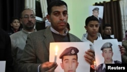 Ürdünlü pilotun posteriyle bırakılması için gösteri yapan kardeşi Cevat Safi
