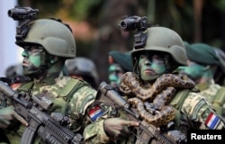 پیراگوئے کے فوجی اپنے گلے میں سانپ ڈال کر پریڈ کر رہے ہیں۔ مئی 2018