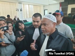 Ketua tim pengacara Bahar Smith, Ichwan Tuakotta, mengatakan keputusan apakah banding atau tidak akan diambil dalam waktu sepekan. (Foto: VOA/Rio Tuasikal)