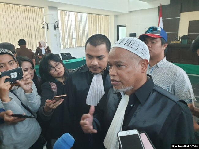 Ketua tim pengacara Bahar Smith, Ichwan Tuakotta, mengatakan keputusan apakah banding atau tidak akan diambil dalam waktu sepekan. (Foto: VOA/Rio Tuasikal)