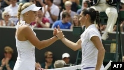 Tay vợt Ðan Mạch Caroline Wozniacki bắt tay vợt Pháp Virginia Razzano