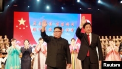 Lidè nò-koreyen an Kim Jong Un, ak Li Zghanshu, prezidan komite direktè Kongrè Nasyonal Pèp la nan Lachin.
