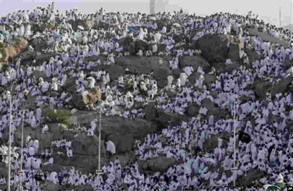 Des pèlerins sur le Mont Arafat