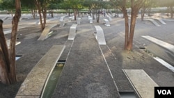 El Memorial del Pentágono dedicado a las víctimas del 11 de septiembre de 2001, está ubicado en el sector oeste del Pentágono en Arlington, Virginia, con 184 bancas de granito y una arboleda dedicado a las víctimas, 4 de septiembre de 2024. [Foto: Tomás Guevara / VOA]