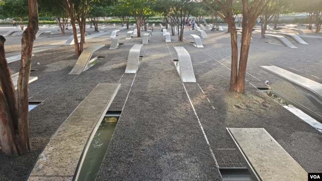 El Memorial del Pentágono dedicado a las víctimas del 11 de septiembre de 2001, está ubicado en el sector oeste del Pentágono en Arlington, Virginia, con 184 bancas de granito y una arboleda dedicado a las víctimas, 4 de septiembre de 2024. [Foto: Tomás Guevara / VOA]