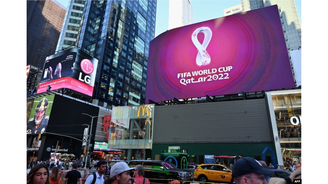 Logo resmi turnamen sepak bola Piala Dunia Qatar 2022 ditayangkan di papan iklan elektronik di Times Square, New York, 3 September 2019. (Foto: AFP)