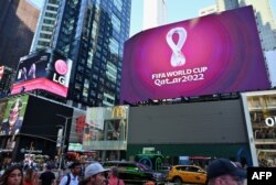 Logo resmi turnamen sepak bola Piala Dunia Qatar 2022 ditayangkan di papan iklan elektronik di Times Square, New York, 3 September 2019. (Foto: AFP)