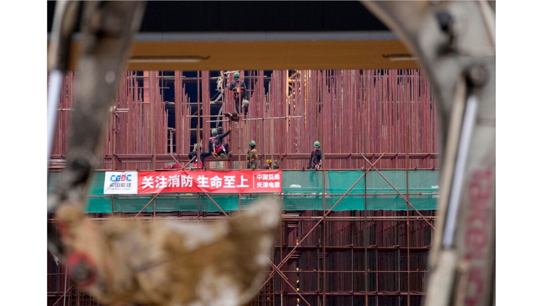 Pekerja Vietnam di lokasi pembangunan pabrik ban mobil China pertama di Eropa dekat kota Zrenjanin, Serbia utara, 50 kilometer utara Belgrade, Serbia, Kamis, 18 November 2021. (Foto: AP/Darko Vojinovic)