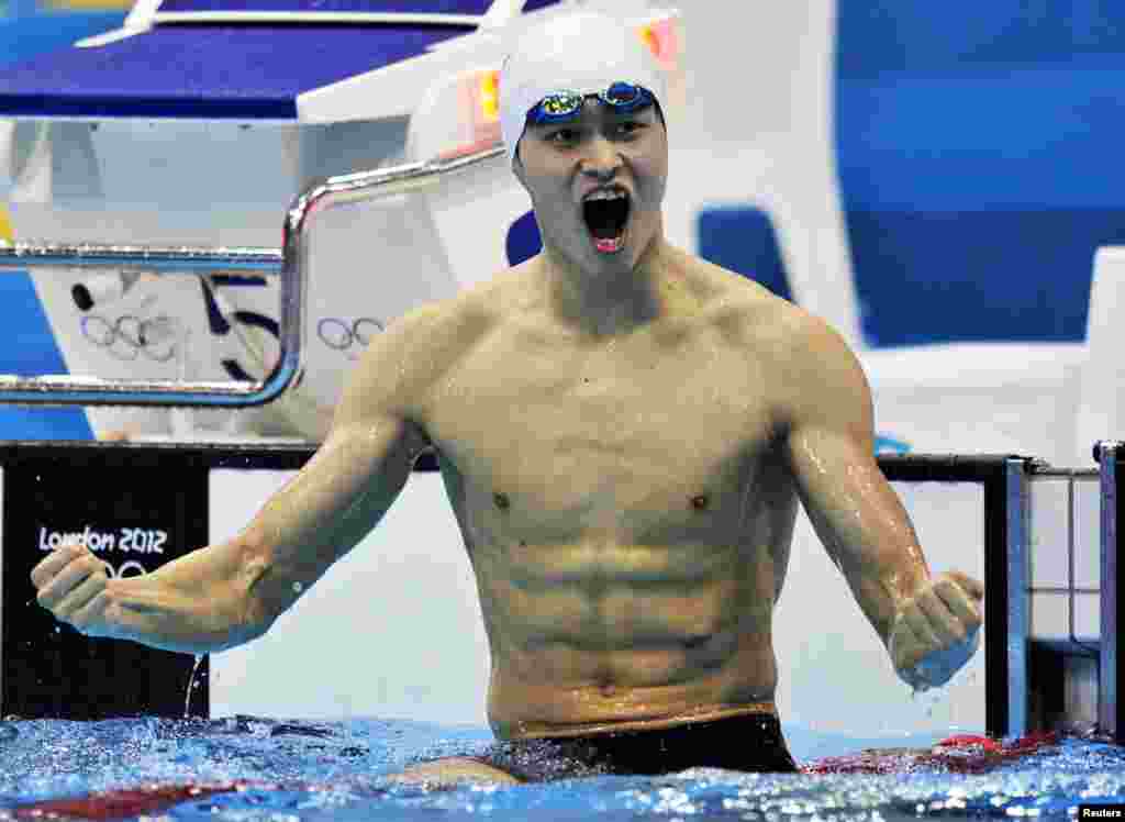 China's Sun Yang celebrates after winning the men's 400m freestyle final at the London 2012 Olympic Games at the Aquatics Centre July 28, 2012. 