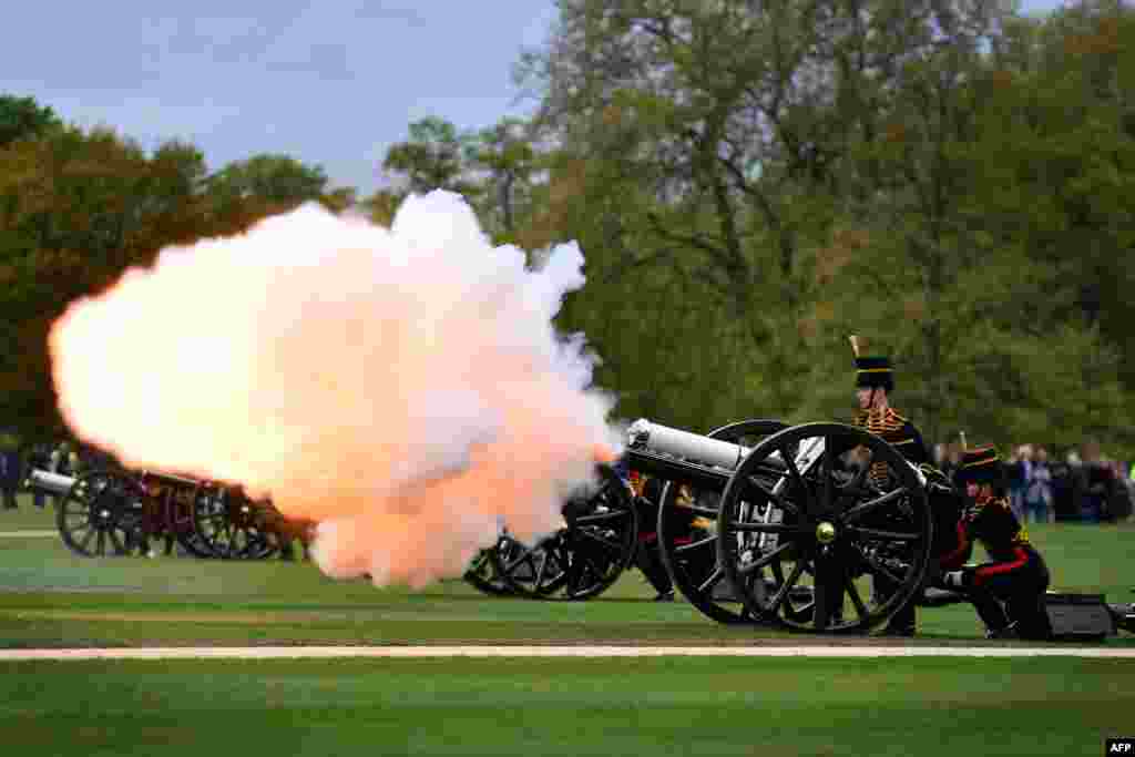 Members of the King&#39;s Troop Royal Horse Artillery take part in a 41 Gun Royal Salute to mark the 91st birthday of Britain&#39;s Queen Elizabeth II in Hyde Park, central London.