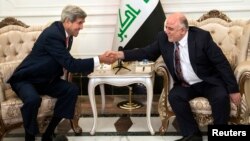 Menlu AS John Kerry (kiri) bertemu dengan PM Haider al-Abadi di Baghdad, Rabu (10/9).