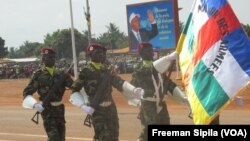 L'armée centrafricaine défile lors de la fête nationale à Bangui, Centrafrique, le 1er décembre 2016. (VOA/Freeman Sipila)
