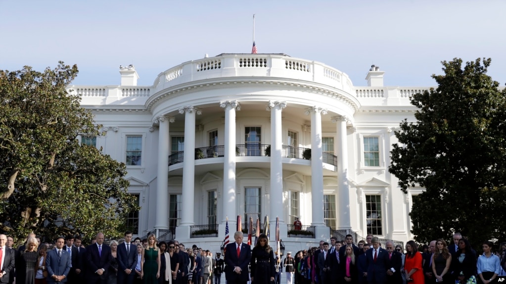美国总统川普与第一夫人梅拉尼亚· 川普在白宫南草坪为16年前的911恐袭事件死难者举行默哀。（2017年9月11日）