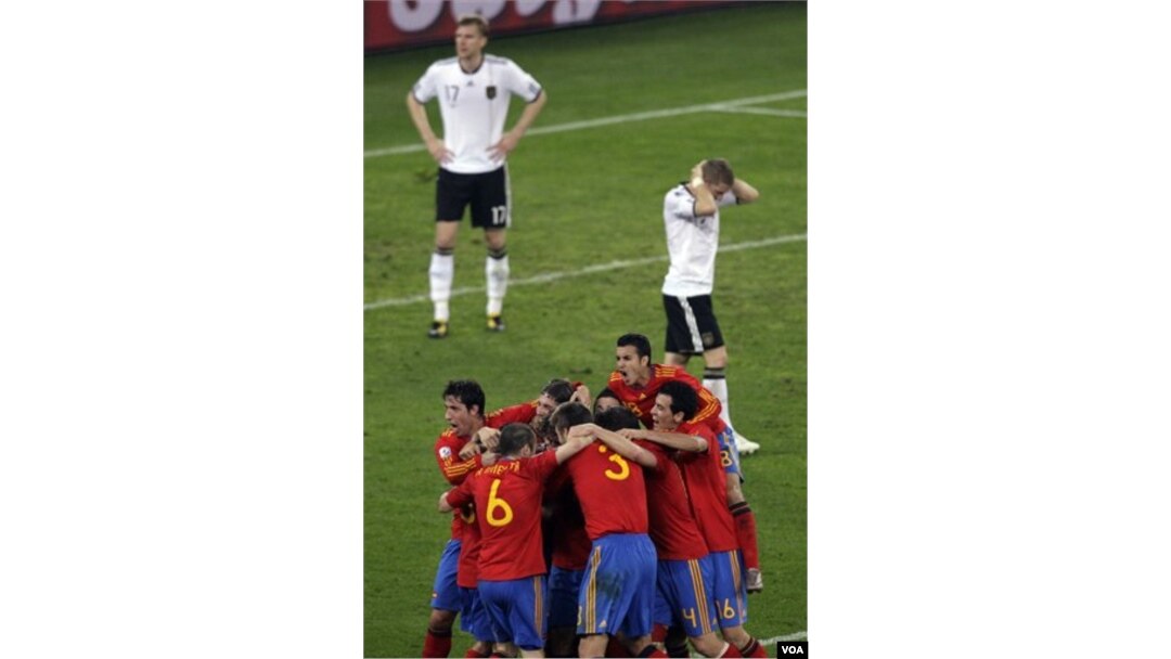 Para pemain tim Spanyol merayakan gol Puyo. Pelatih Jerman mengakui ketangguhan tim Matador, terutama di lini tengahnya.