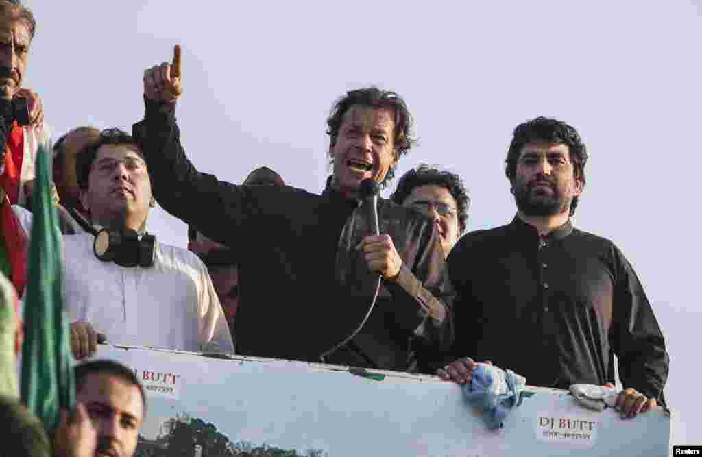 تحریک انصاف کے چیئرمین عمران خان کا کہنا ہے کہ وہ وزیراعظم کا استعفیٰ لیے بغیر پیچھے نہیں ہٹیں گے۔