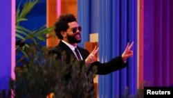 The Weeknd saat menerima penghargaan sebagai Artis Terbaik 2021 Penghargaan Musik Billboard di Microsoft Theater, Los Angeles, California, 23 Mei 2021. (REUTERS/Mario Anzuoni)