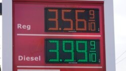 Bảng giá xăng tại một trạm xăng ở thành phố Philadelphia, ngày 17 tháng 11, 2021.