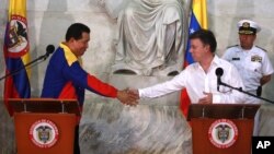 Los presidentes de Colombia, Juan Manuel Santos, y de Venezuela, Hugo Chávez, se dan la mano durante una conferencia de prensa conjunta en 2010.