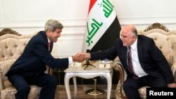 Menlu AS John Kerry bersama PM baru Irak, Haider al-Abadi di Baghdad (10/9).