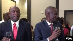 Prezidan Ayisyen an, Jovenel Moise, (adwat) ak Prezidan Sena a, Youri Latortue, (agoch) nan Pòtoprens, Ayiti. (Foto: VOA kreyòl Sèvis)