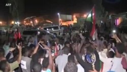 Des manifestants soudanais célèbrent un accord de transition