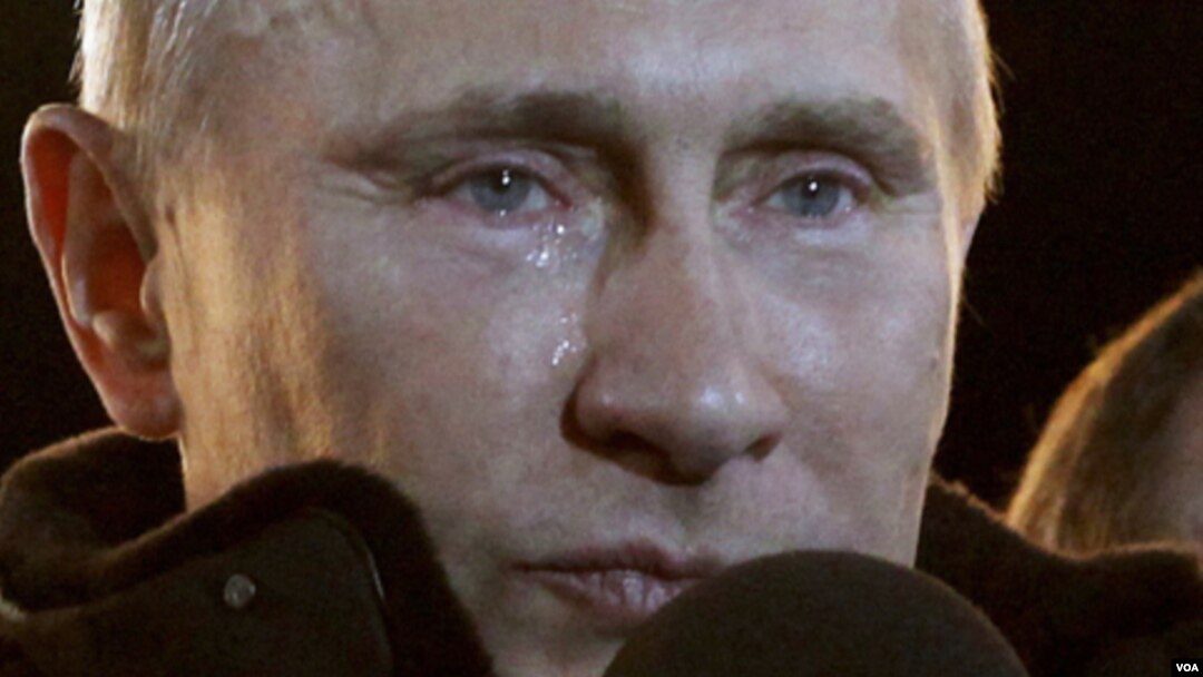 Vladimir Putin meneteskan air mata di tengah para pendukungnya di lapangan Manezh, di luar Kremlin, Moskow, setelah dipastikan menang pilpres Rusia (4/3).