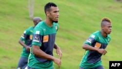 Eric Maxim Choupo-Moting (C) de l'équipe nationale camerounaise lors d’un entraînement à Yaoundé, le 13 novembre 2014.