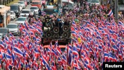 Demonstran anti pemerintah Thailand berpawai menuju Departemen Khusus Investigasi (DSI) di Bangkok (23/12).