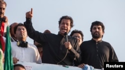 Imran Khan (tengah), ketua partai politik Pakistan Tehreek-e-Insaf (PTI), berbicara pada para pendukungnya di Islamabad.