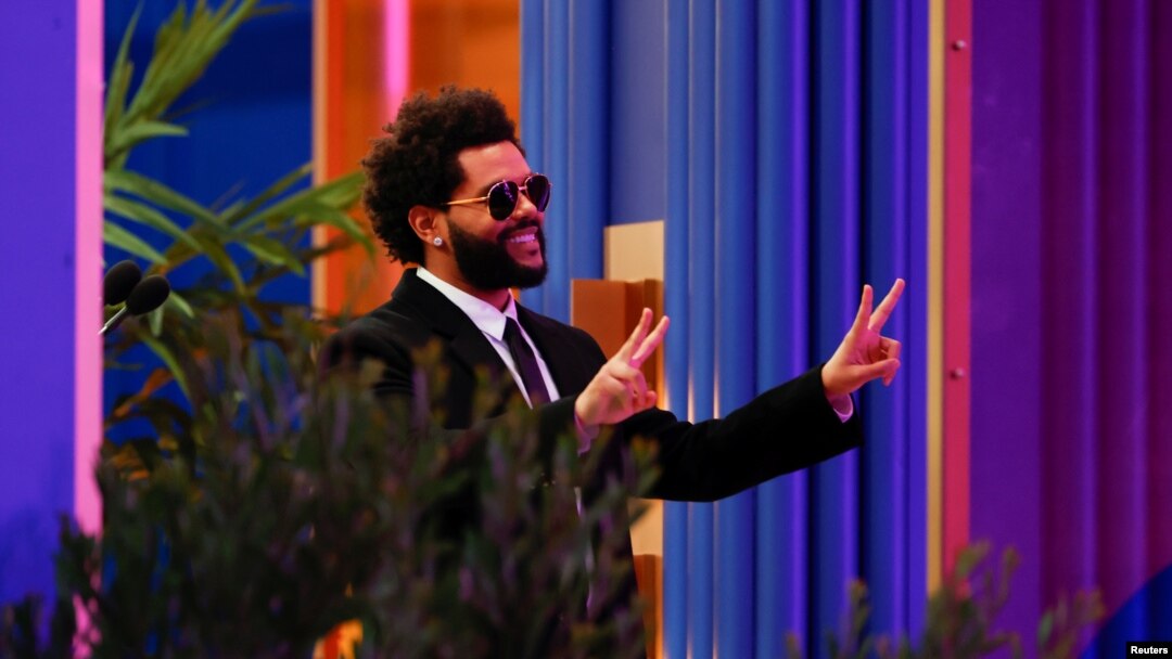 The Weeknd saat menerima penghargaan sebagai Artis Terbaik 2021 Penghargaan Musik Billboard di Microsoft Theater, Los Angeles, California, 23 Mei 2021. (REUTERS/Mario Anzuoni)