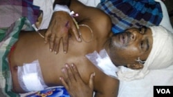 Chittaranjan Arya, a Hindu priest of a temple of goddess Kali in Meherpara village of Narsingdi district, Bangladesh, lies on bed after being hacked by unidentified assailants, Aug. 23, 2016. (P. Chandra/VOA)