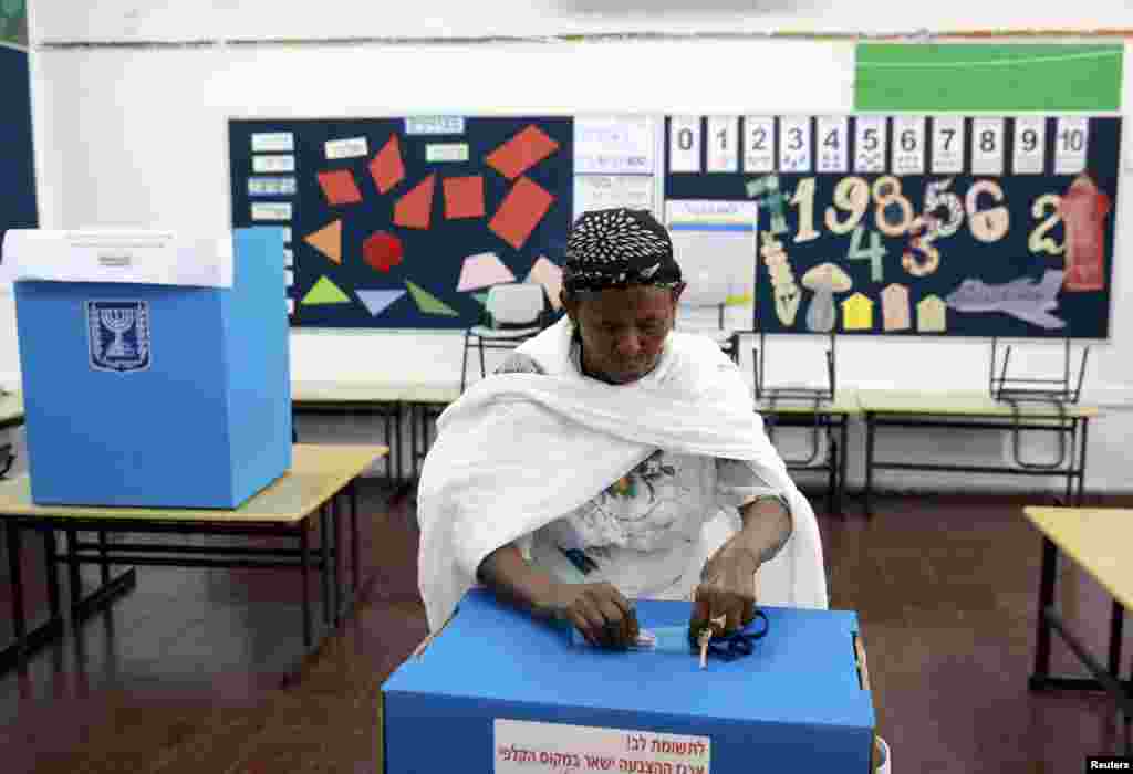 A Jewish immigrant from Ethiopia casts her ballot at a polling station in Mevaseret Zion, near Jerusalem, March 17, 2015.