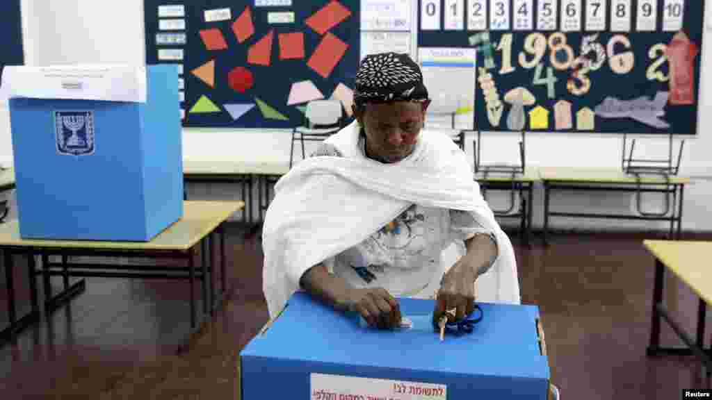 Un immigré juif originaire d'Ethiopie place son bulletin de vote dans l'urne lors des élections parlementaires au bureau de vote de&nbsp; Sion Mevaseret, près de Jerusalem, le 17 mars 2015.