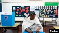 Une immigrante juive d'Ethiopie a voté pour les élections législatives dans un bureau de vote à Mevaseret Zion, près de Jérusalem, le 17 mars 2015. . 