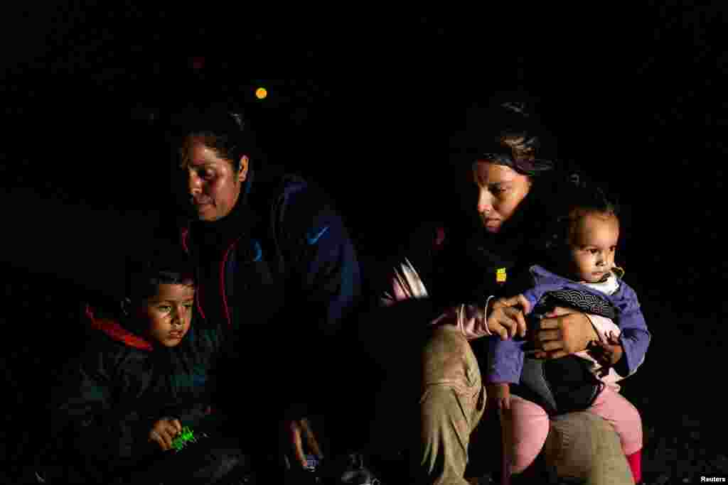 Madres con sus hijos esperan a ser procesadas por la Patrulla Fronteriza de Estados Unidos. 