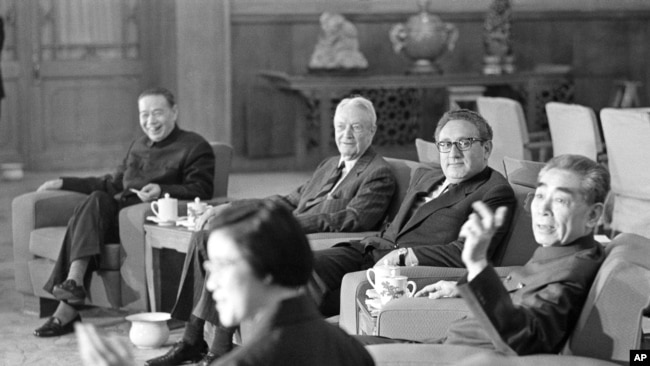 1973年11月11日，中国总理周恩来和美国国务卿基辛格（中）、美国驻华联络处主任戴维•布鲁斯（中间沙发上左起第一人）在正式会谈前交谈