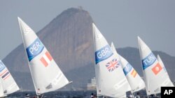 De gauche, Stefano Peschiera Pérou, Nick Thompson de la Grande-Bretagne et Youssef Akrout de la Tunisie disputent la course laser version homme aux Jeux olympiques de 2016 à Rio de Janeiro, au Brésil, 9 août 2016. 