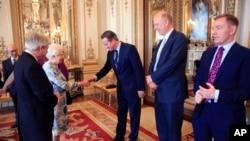 Le Président de la Chambre des communes John Bercow, à gauche, présente le Premier ministre britannique David Cameron, au centre, à la reine Elizabeth, à Londres, le mardi 10 mai 2016. (Paul Hackett / Pool photo via AP)