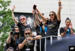Anggota timnas sepak bola putri AS dalam pawai kemenangan di Canyon of Heroes, New York, 10 Juli 2019