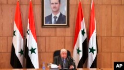 En esta foto publicada por la agencia oficial de noticias siria SANA, el canciller sirio Walid Moallem, habla durante una conferencia de prensa, el jueves 6 de abril de 2017, en Damasco, Siria. Moallem dijo a periodistas el jueves que no utilizó armas químicas el martes en el ataque mortal de armas químicas en la provincia de Siria, en el norte de Idlib.