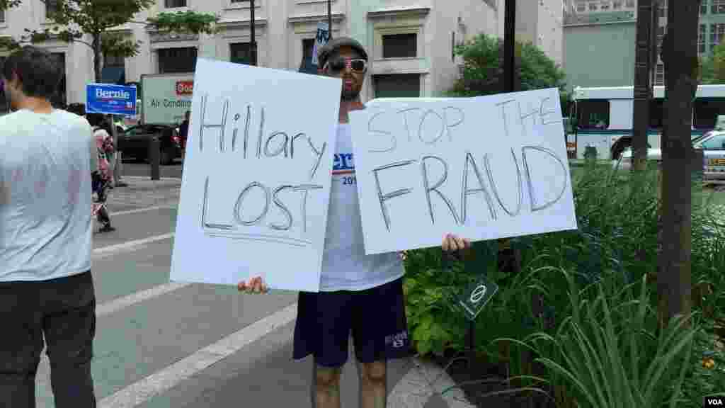 Un manifestant anti-Hillary, le 25 juillet 2016 à Philadelphie.