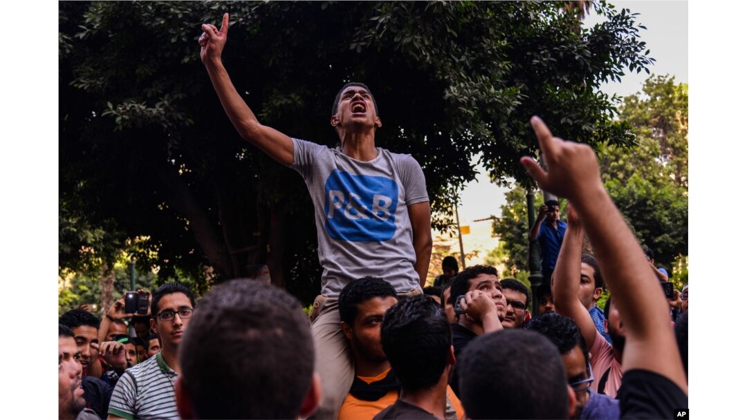 Egyptians demonstrate against President Abdel Fattah el-Sissi in Mesaha square in Cairo's Dokki district, April 25, 2016.