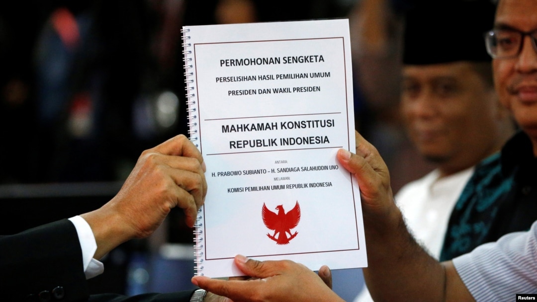 Tim kuasa hukum BPN Prabowo-Sandi (kanan) menyerahkan dokumen gugatan hasil pilpres 2019 ke Mahkamah Konstitusi di Jakarta, 24 Mei 2019. (Foto: Reuters) 