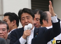ນາຍົກລັດຖະມົນຕີ ຍີ່ປຸ່ນ ແລະ ປະທານພັກປະຊາທິປະໄຕເສລີ ທ່ານ Shinzo Abe ກ່າວ ຄຳປາໄສຄັ້ງສຸດທ້າຍໃນການໂຄສະນາຫາສຽງສຳລັບການເລືອກຕັ້ງສະພາສູງໃນນະຄອນ ຫຼວງ ໂຕກຽວ. 9 ກໍລະກົດ 2016.
